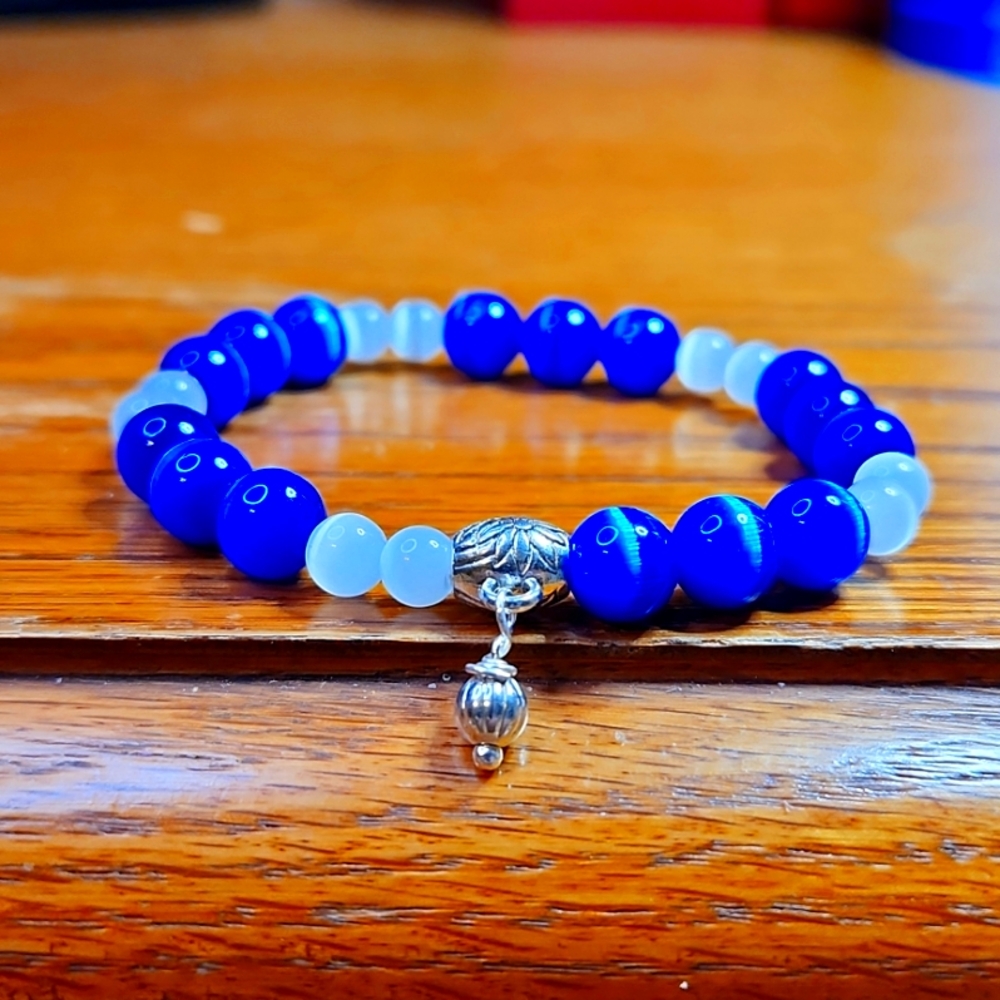 NWT Capturing Blue And White Cat Eye Gemstone Bracelet w/Silver Accents - Picture 2 of 4